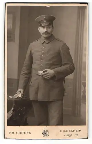 Fotografie Hr. Cordes, Hildesheim, Portrait Soldat in feldgrauer Uniform