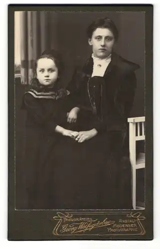 Fotografie Georg Weissgärber, unbekannter Ort, Portrait Mutter und Tochter