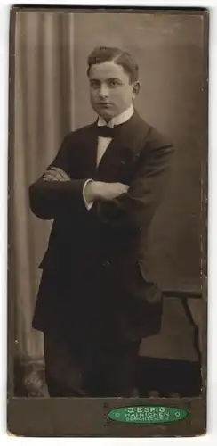 Fotografie J. Espig, Hainichen, Portrait junger Herr in Anzug