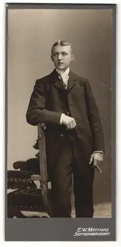 Fotografie E. W. Matthias, Seifhennersdorf, Portrait junger Herr mit Zigarre