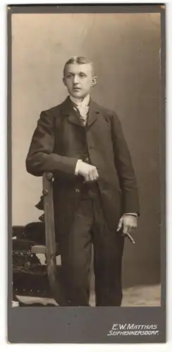 Fotografie E. W. Matthias, Seifhennersdorf, junger Herr in Anzug