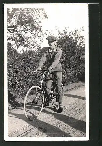 AK Mann sitzt auf einem Fahrrad