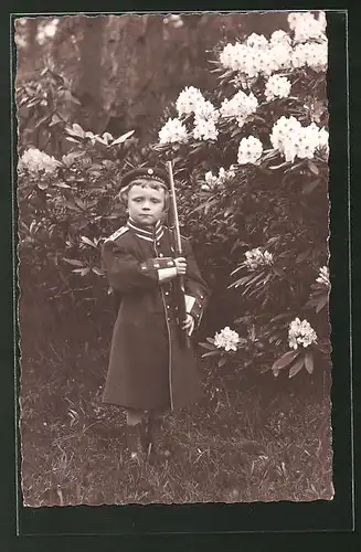 Foto-AK Kind in übergrosser Uniformjacke mit Spielzeuggewehr