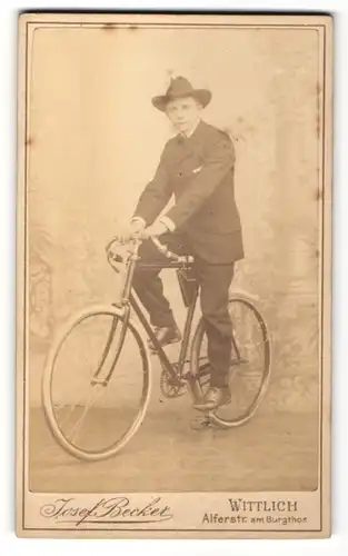 Fotografie Josef Becker, Wittlich, junger Mann im Anzug mit Fahrrad