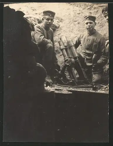 Fotografie 1.WK, Deutsche Soldaten mit Mörser im Schützengraben