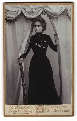 Fotografie Gustav Mischke, Berlin, hübsche junge Dame trägt schwarzes Kleid