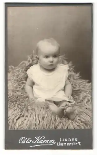 Fotografie Otto Kamm, Linden, Portrait Säugling mit nackigen Füssen