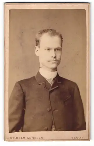 Fotografie Wilhelm Kersten, Berlin, Portrait junger Mann mit langem Hals