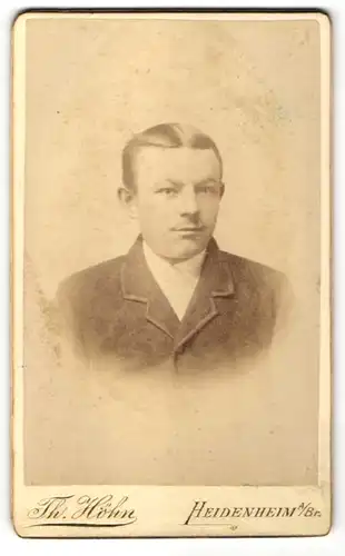 Fotografie Th. Höhn, Heidenheim a/Br., Portrait junger Mann mit Mittelscheitel