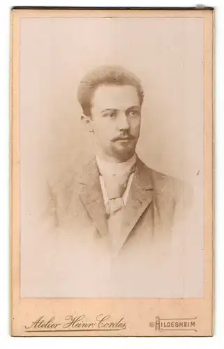 Fotografie Heinrich Cordes, Hildesheim, Portrait Herr mit zeitgenössischer Frisur