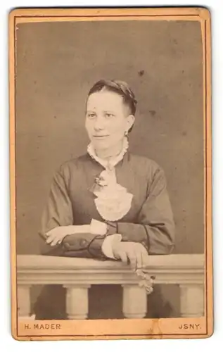 Fotografie H. Mader, Isny, Portrait Frau mit geflochtenem Haar