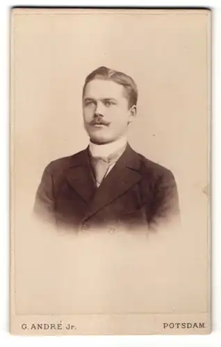 Fotografie G. André Jr., Potsdam, Portrait junger Herr mit Oberlippenbart