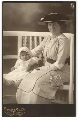 Fotografie Samson & Co, Mainz, Portrait bürgerliche Dame und Kleinkind mit Teddy