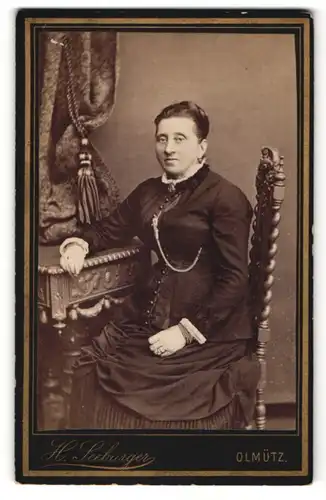 Fotografie H. Seeburger, Olmütz, Bürgerliche in prächtigem Kleid