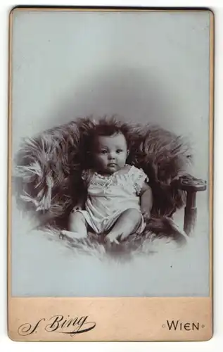 Fotografie S. Bing, Wien, Portrait Säugling mit nackigen Füssen