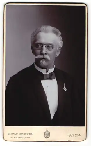 Fotografie Victor Angerer, Wien, Portrait älterer Herr mit Zwicker in festlicher Garderobe