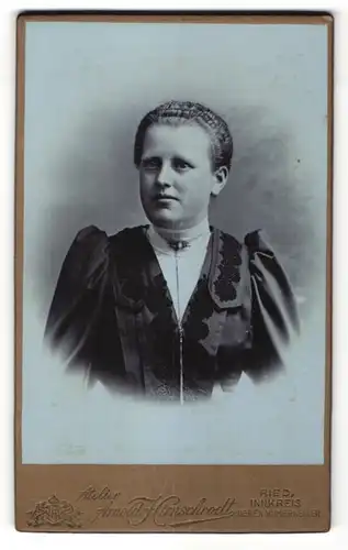 Fotografie Arnold Hirnschrodt, Ried, Portrait Dame mit zurückgebundenem Haar