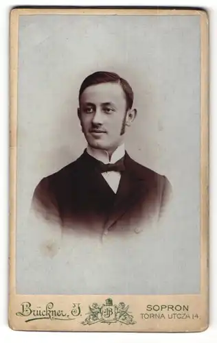 Fotografie Brückner J., Sopron, Portrait junger bürgerlicher Herr