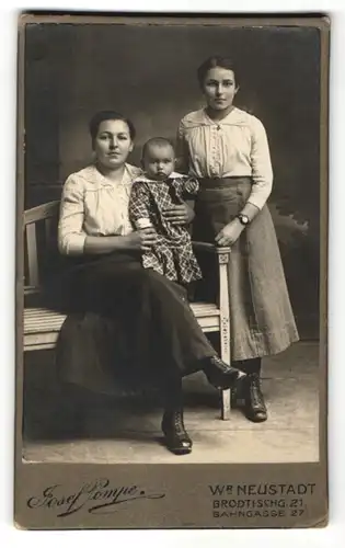 Fotografie Josef Pompe, Wiener Neustadt, Zwei Frauen mit Kleinkind