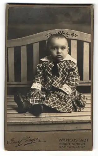 Fotografie Josef Pompe, Wiener Neustadt, Portrait Kleinkind im karierten Kleidchen