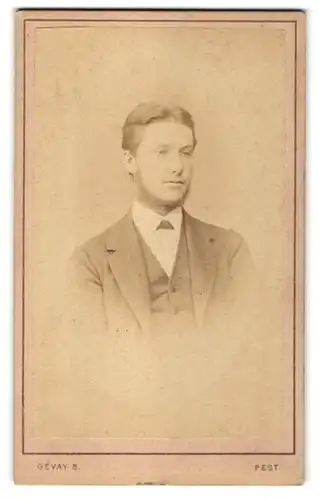 Fotografie Gévay Béla, Pesten, Portrait junger Herr in elegantem Anzug
