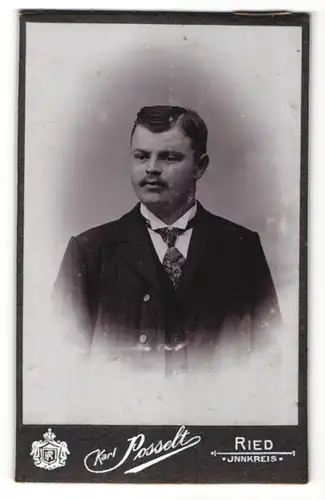 Fotografie Karl Posselt, Ried i. Innkreis, Portrait Bürgerlicher im Anzug mit Krawatte