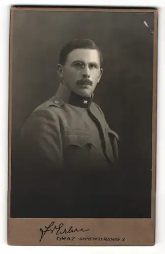 Fotografie Friedrich Erben, Graz, Soldat in Uniform mit Zwicker