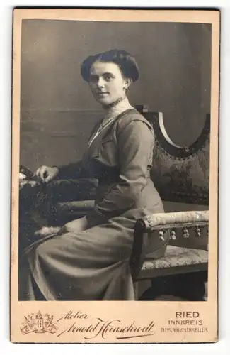 Fotografie Atelier Arnold Hirnschrodt, Ried i. Innkreis, Portrait elegante Dame auf einem Stuhl