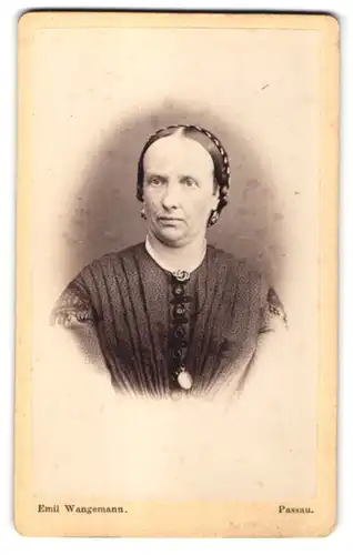 Fotografie Emil Wangemann, Passau, Frau in schwarzem Kleid mit Brosche