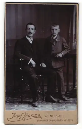 Fotografie Josef Pompe, Wiener Neustadt, Vater und Sohn in Anzügen