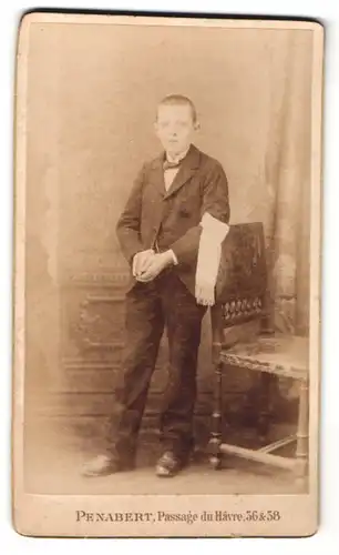 Fotografie C. Penabert, Paris, Portrait eines Knaben in Anzug