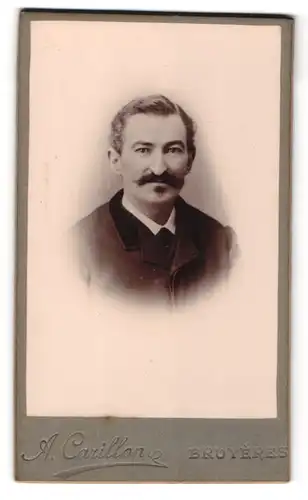 Fotografie A. Carillon, Bruyères, Portrait Herr mit Oberlippenbart