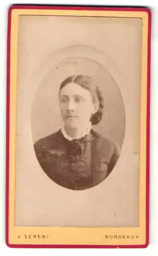 Fotografie J. Sereni, Bordeaux, Portrait Frau mit geflochtenem Haar