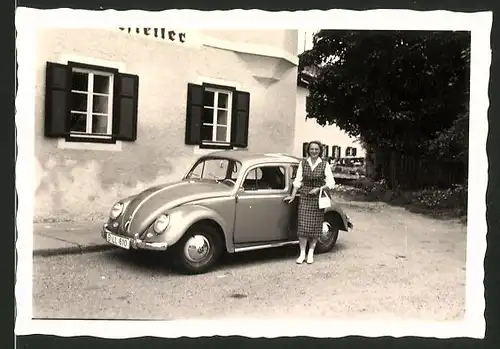 Fotografie Auto VW Käfer, Hausfrau steht neben Volkswagen PKW