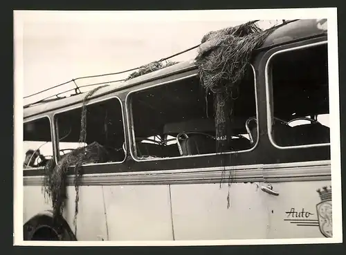 Fotografie Bus, Omnibus nach einem Unfall stark beschädigt