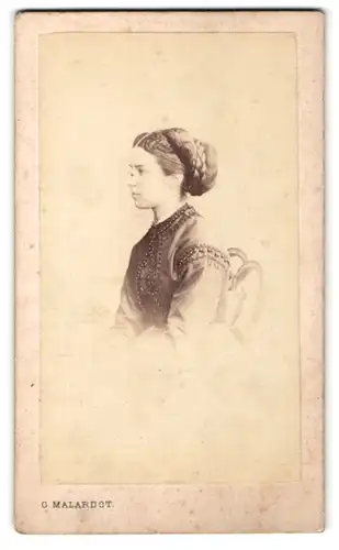 Fotografie G. Malardot, Metz, Profilportrait junge Frau mit geflochtenem Haar