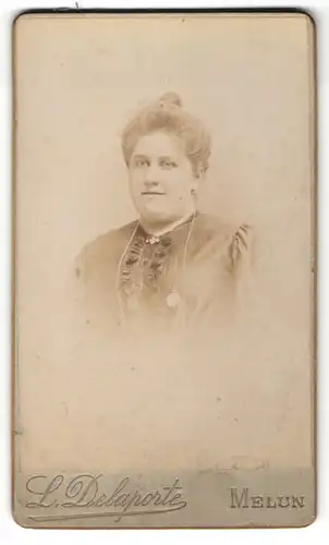 Fotografie L. Delaporte, Melun, Portrait Frau mit Hochsteckfrisur