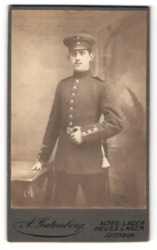 Fotografie A. Gutenberg, Jüterbog, Portrait Soldat in Uniform mit Schirmmütze