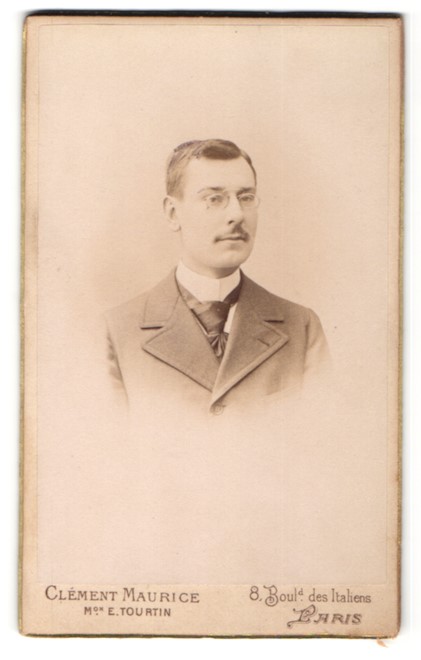 Fotografie Clément Maurice, Paris, Portrait junger Herr mit Zwicker Nr