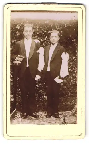 Fotografie unbekannter Fotograf und Ort, Portrait zwei Knaben in feierlicher Kleidung