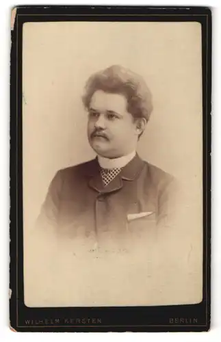 Fotografie Wilhelm Kersten, Berlin, Portrait junger Mann mit Bart