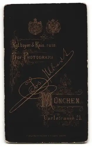 Fotografie Jos. Albert, München, Portrait hübsches Mädchen mit Locken und Brosche am Kragen