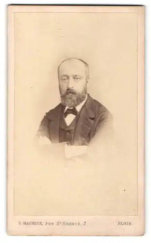 Fotografie E. Maurice, Blois, Portrait älterer Herr mit Bart im Anzug