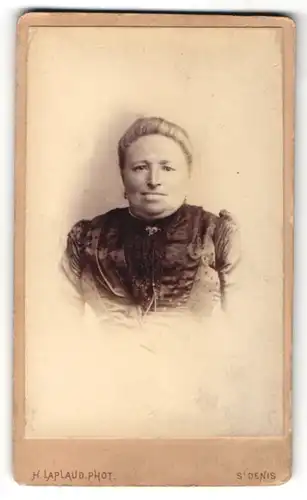 Fotografie H. Laplaud, St. Denis, Portrait Dame mit Brosche