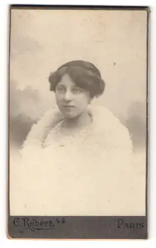 Fotografie C. Robert, Paris, Portrait junge Dame mit Hochsteckfrisur