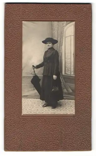 Fotografie unbekannter Fotograf und Ort, Portrait Dame mit Hut und Schirm