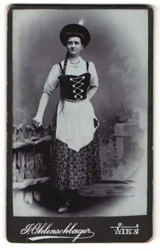 Fotografie J. Ohlenschlager, Wien, Portrait Maid in Tracht mit geflochtenem Zopf