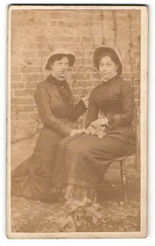 Fotografie unbekannter Fotograf und Ort, zwei junge Damen im Freien mit Hüten