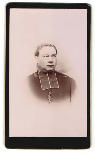 Fotografie unbekannter Fotograf und Ort, Kopfportrait kathol. Geistlicher