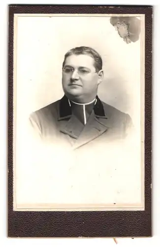 Fotografie unbekannter Fotograf und Ort, Portrait kathol. Geistlicher mit Brille